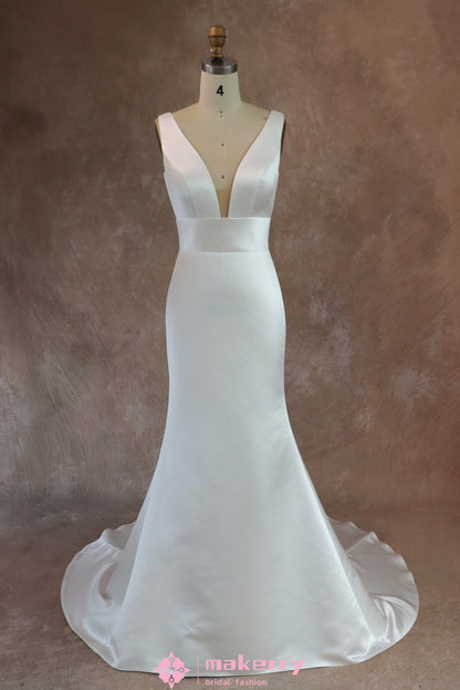 Classic V-Neck Fit And Flare Bridal Gown MakerryBridal Classic V-Neck Fit And Flare Bridal Gown MakerryBridal