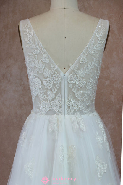 Long V-Neck Lace Appliques Sleeveless Wedding Dress