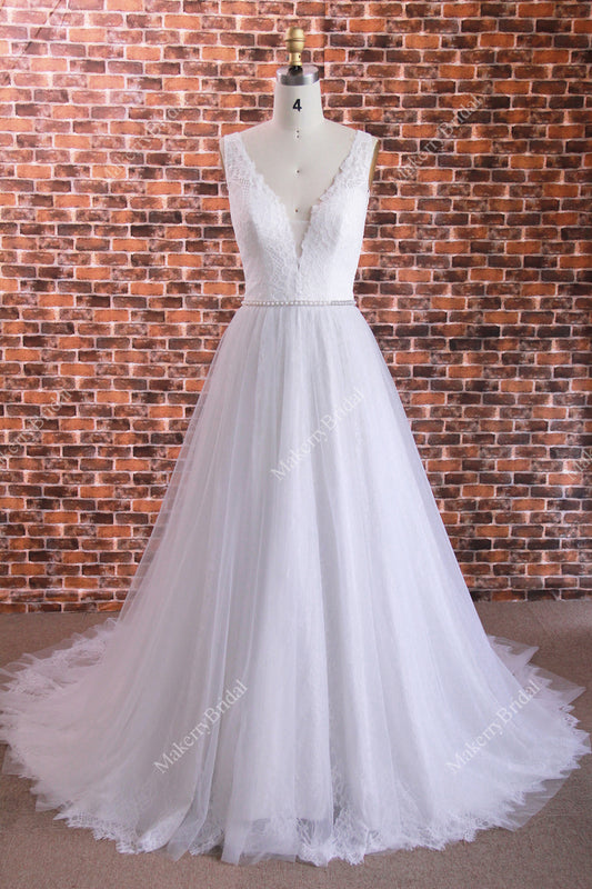 V-neck Wedding Dress Made From Romantic Chantilly Lace