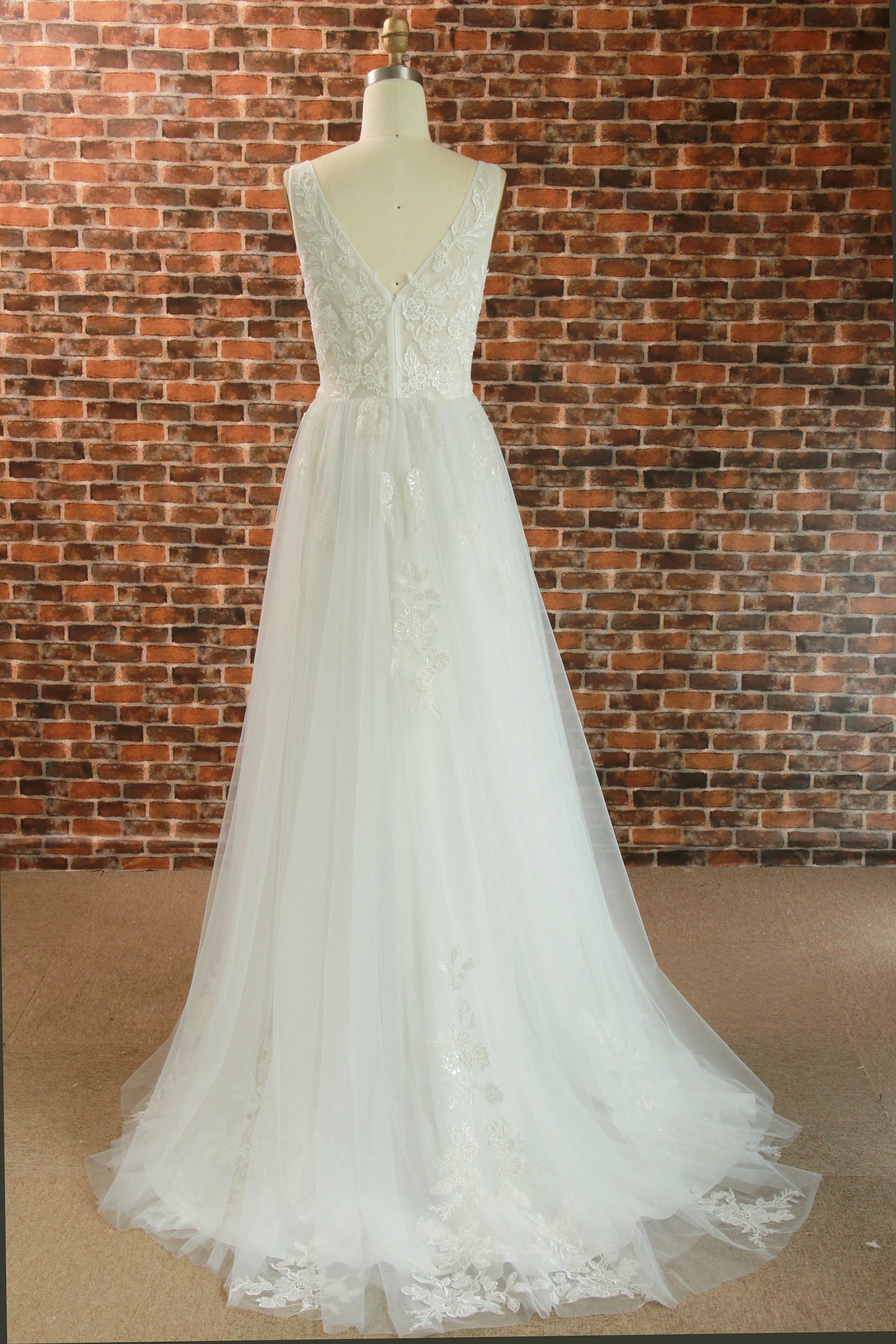 Long V-Neck Lace Appliques Sleeveless Wedding Dress