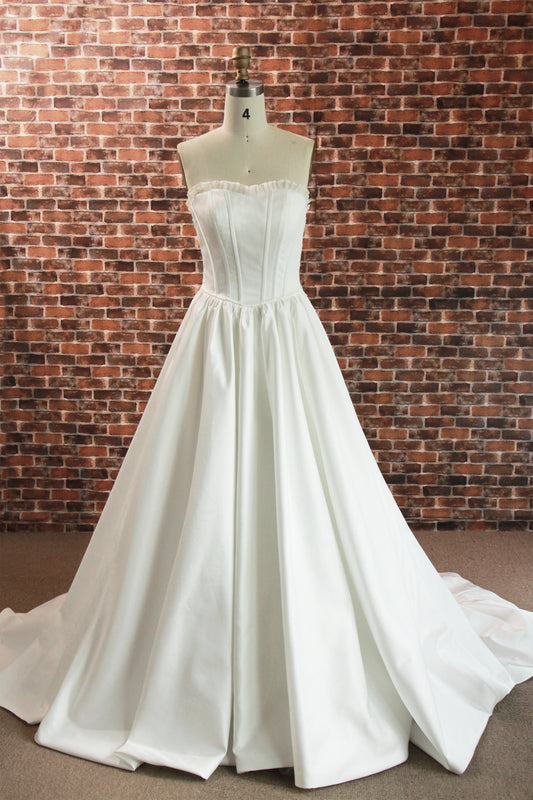 Vintage Pleated Organza Sweetheart Neckline Lace Appliqué Wedding Gown