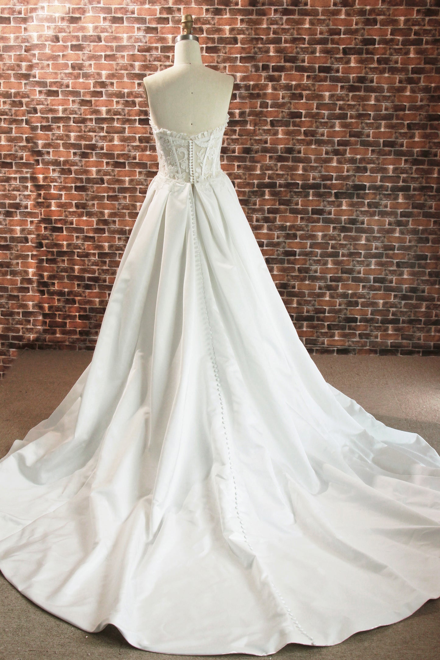 Vintage Pleated Organza Sweetheart Neckline Lace Appliqué Wedding Gown