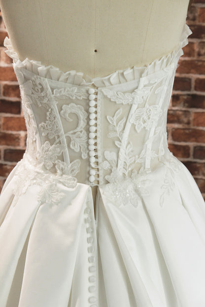 Vintage Pleated Organza Sweetheart Neckline Lace Appliqué Wedding Gown