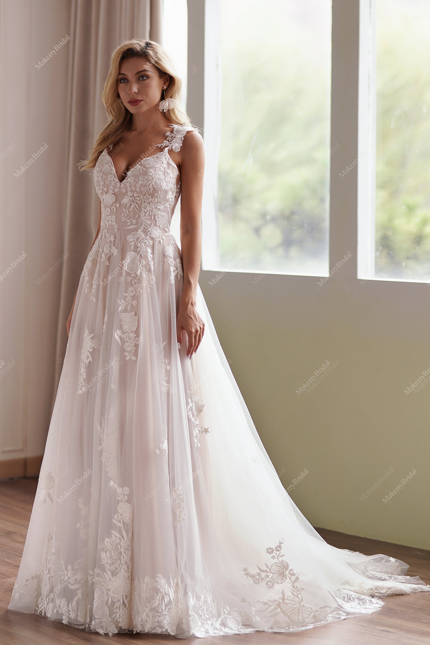 Delicate Shimmering Lace Wedding Gown With Sweetheart Bodice