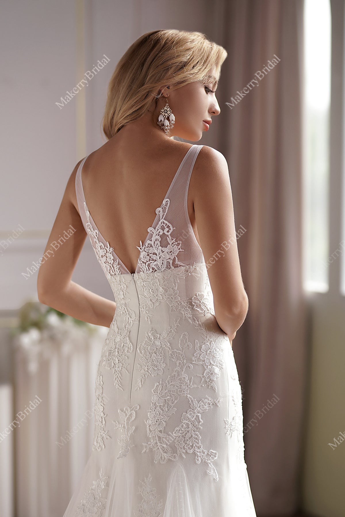 Lace Applique Tulle V-Neck Mermaid Wedding Gown