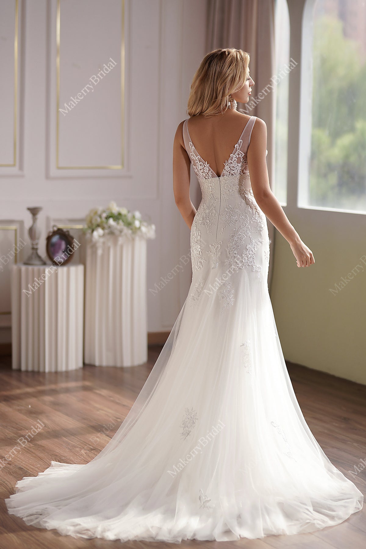 Lace Applique Tulle V-Neck Mermaid Wedding Gown